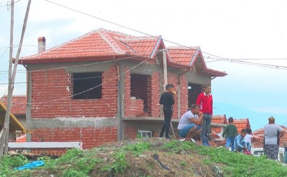 Събарят 300 незаконни къщи в ромския квартал на Пазарджик
