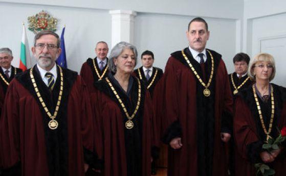  Конституционен съд влиза в ролята на политически съдник, предизвестяват съдии 