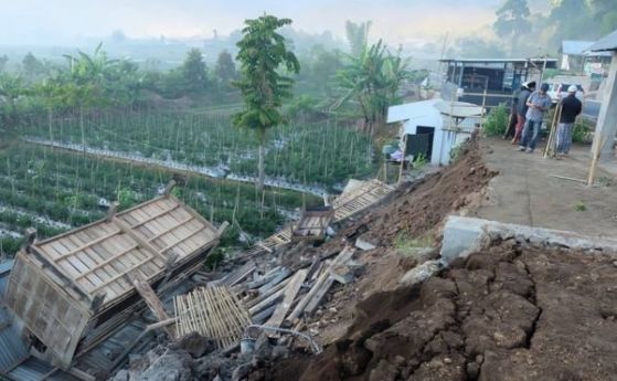  Десет починали при мощно земетресение в Индонезия 