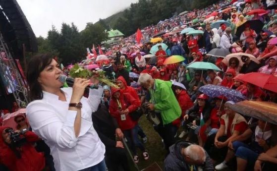 Нинова: Платихме на МВР, а то остави хиляди социалисти да чакат 5 часа рейсове под дъжда