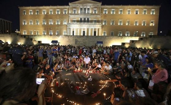 Стотици се събраха в Атина на бдение в памет на жертвите от пожарите
