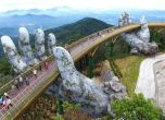 Във Виетнам създадоха мост, 'поддържан' от ръце (снимки   видео)