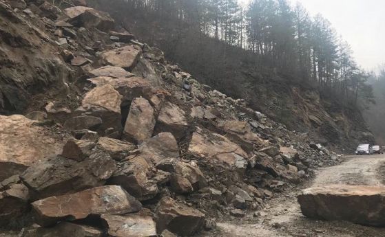 Нови свлачища, затворени пътища и аварии причиниха дъждовете в Ловешко и Смолянско