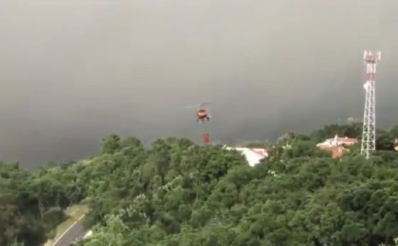 Хеликоптер гаси пожар в Португалия с вода от частен басейн (видео)