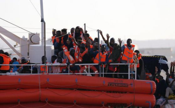 Малта прие кораб със 114 мигранти на борда