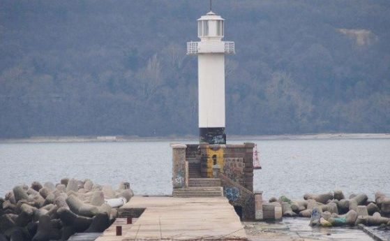 Издирват две деца, паднали в морето край вълнолома във Варна