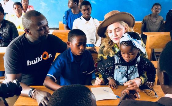 Мадона на 60 г.: вместо подаръци Кралицата на попа поиска дарения за децата на Малави