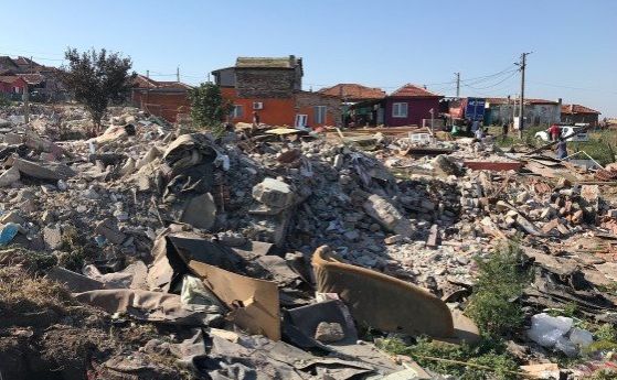 35 незаконни постройки бяха съборени в бургаския квартал Горно Езерово