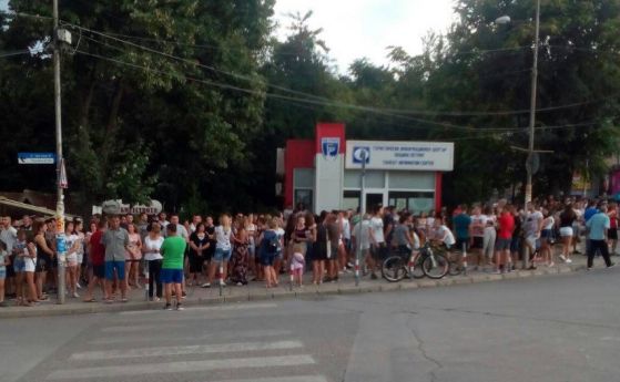Стотици на протест в Петрич, след като 18-годишен блъсна с колата си 3 деца
