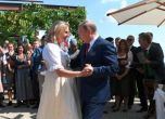 Путин отиде на сватба на австрийска министърка и подари на младоженците песен на казашки хор