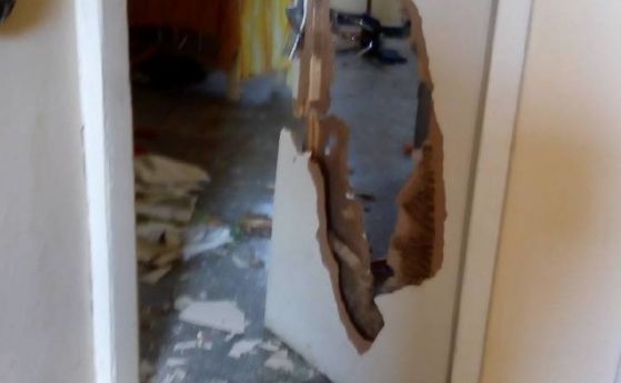 Вандали вилняха с брадви и чукове в Центъра за деца с аутизъм в Плевен (снимки)