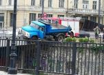 Камион надвисна над Лъвов мост