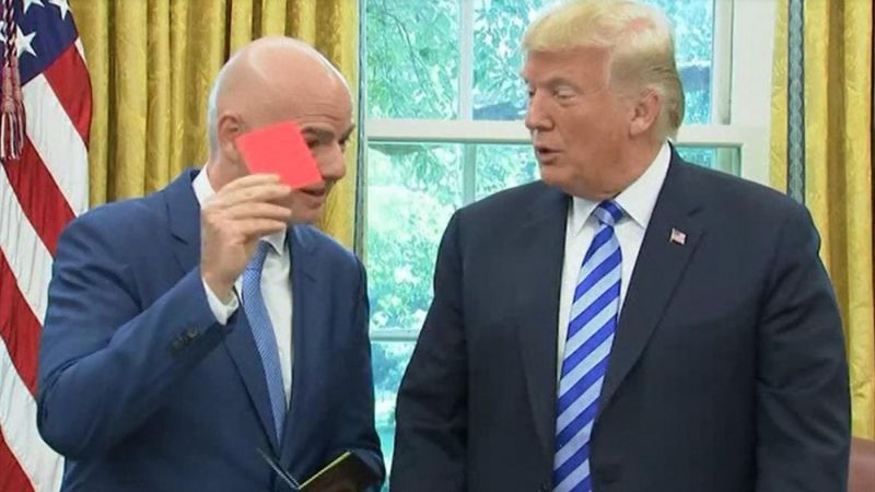 Шефът на ФИФА показа червен картон на Тръмп