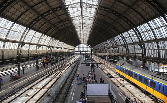 Нападателят от гарата в Амстердам е имал терористичен мотив