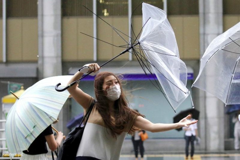 Япония се готви за най-мощния тайфун от 25 години (видео)