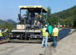 Започна смяната на асфалта на пътя край Своге, където загинаха 17 души