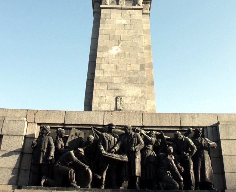 Паметникът на съветската армия в София е залят с бяла боя