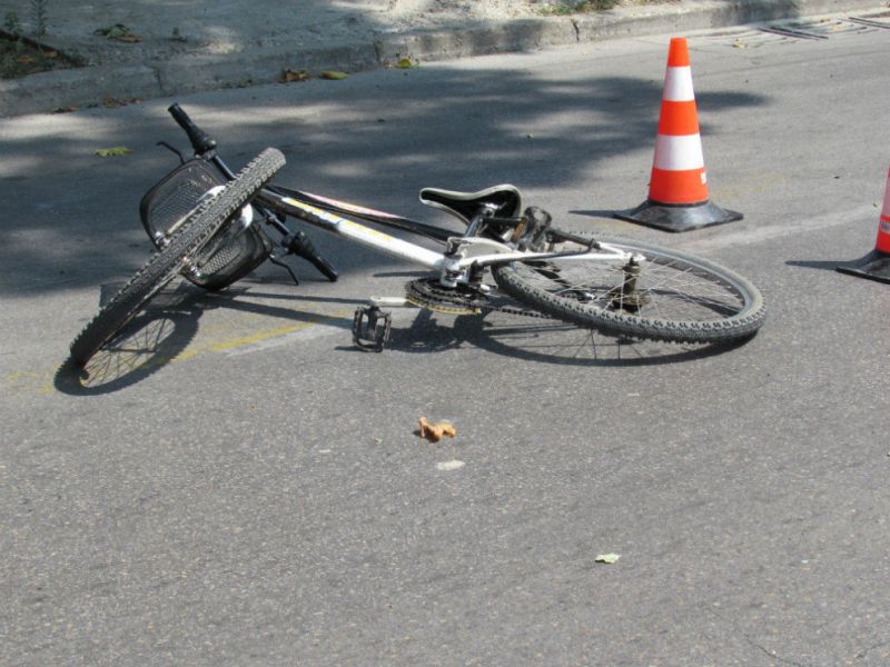 BMW смаза велосипедист във Варна, а шофьорът избяга.
Тежкият инцидент е