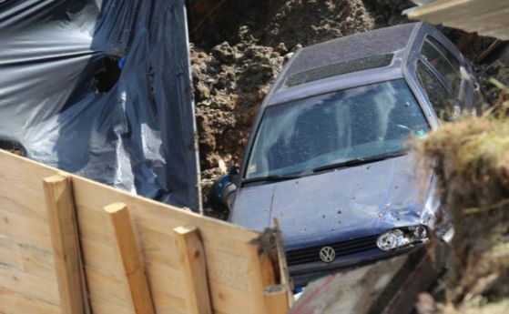 Жители на Овча купел с нов протест срещу строежа, в чийто изкоп пропаднаха улица и автомобил