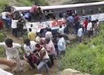Най-малко 55 души загинаха при автобусна катастрофа в Индия