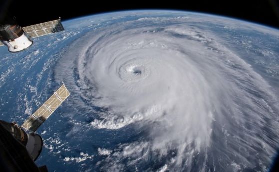 Ураганът Флорънс наближава САЩ с 25-метрови вълни