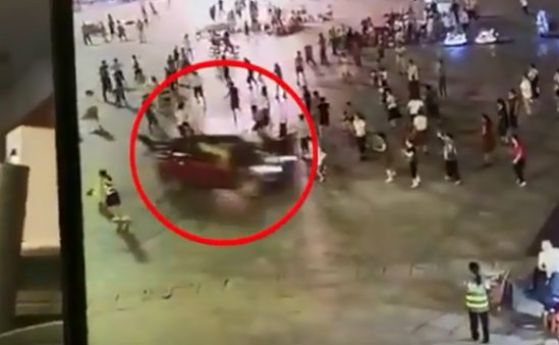 Джип се вряза в минувачи на площад в Китай, 11 души са загинали