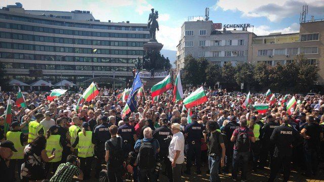 Българи, пристигнали от чужбина, протестират пред Народното събрание. Те искат
