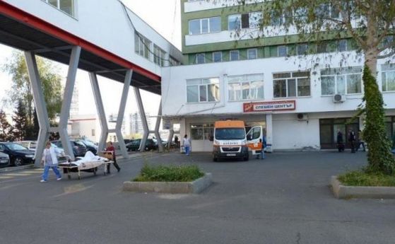 Трима работници са ранени, след като асансьор пропадна в Бургас
