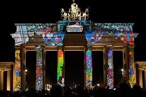 Българи ще преобразят емблематичната за берлинчани 368-метрова телевизионна кула, Бранденбургската врата