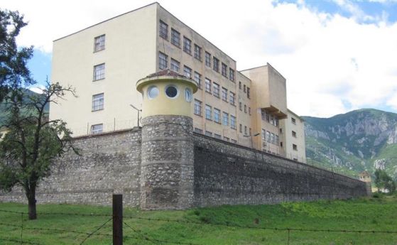 Надзиратели са открили оръжие в затвора във Враца Това е