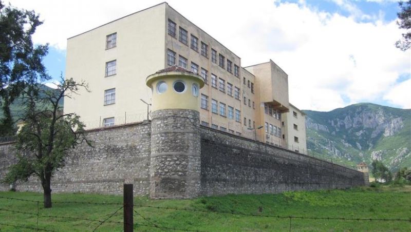 Надзиратели са открили оръжие в затвора във Враца. Това е