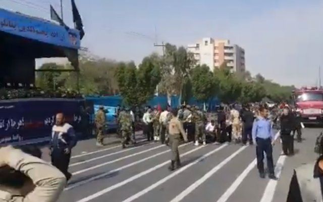 Въоръжени мъже откриха огън по време на военен парад в