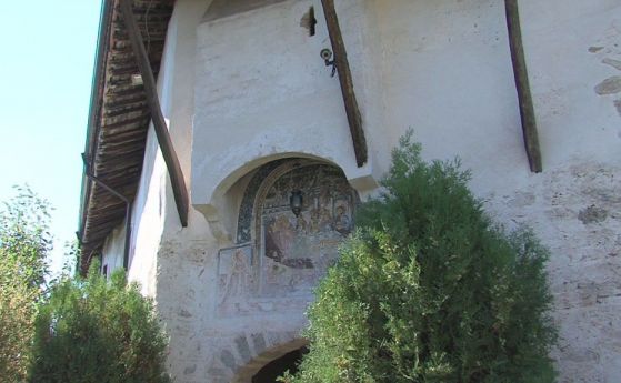 Повредени са културни ценности след обира в Роженския манастир