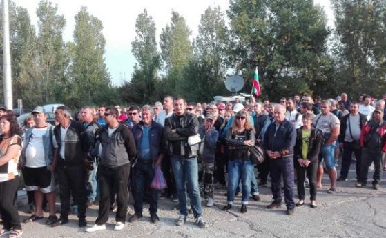  Работници бранят фабриките на Миню Стайков с митинг, нападнаха митничари 
