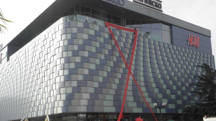 Силният вятър събори цяла стена на МОЛ Ларго в идеалния