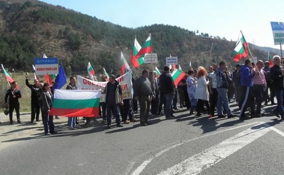 Протест на жители в Чепеларе блокира пътя Пловдив - Смолян