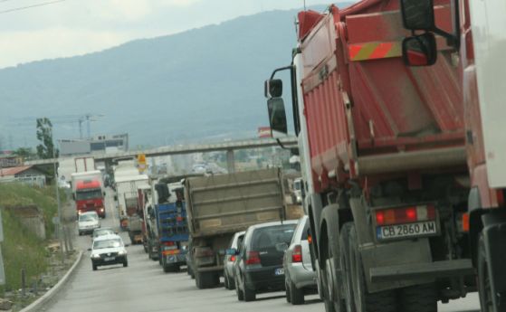 Верижна катастрофа затапи трафика по Околовръстното и бул. България