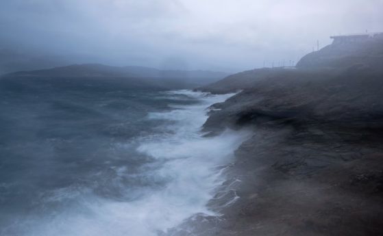 Огромни вълни заляха гръцкото крайбрежие с нахлуването на Зорбас (видео)
