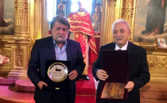 Наградиха Вежди Рашидов с икона за заслугите му за Желязната църква в Истанбул