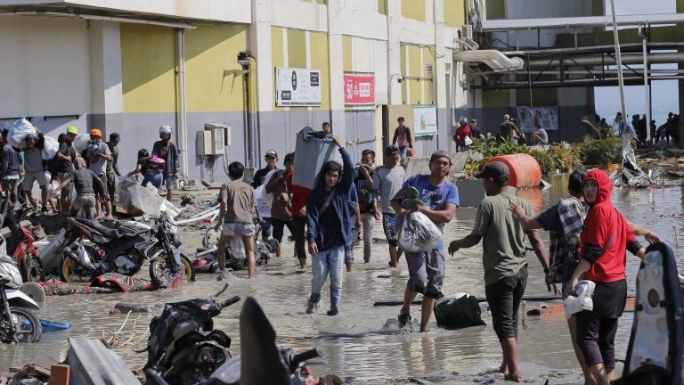 Над 1200 са вече потвърдените жертви на земетресението и цунамито