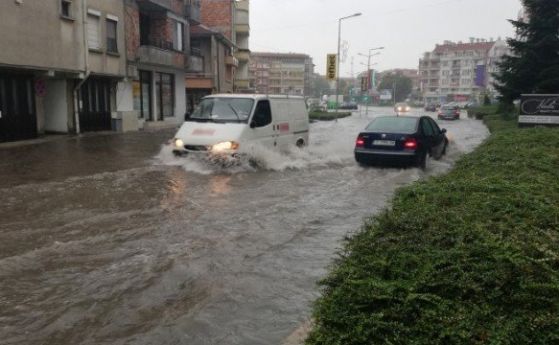 Проливен дъжд наводни Поморие На 15 сигнала за наводнени улици
