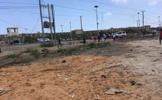 Атентат с кола бомба срещу конвой на ЕС в столицата на Сомалия, загинаха четирима ученици