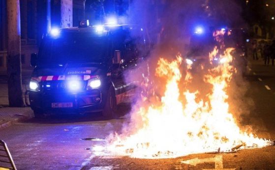 Палки, камъни и консерви летяха в Барселона, сблъсъци между демонстранти и полиция