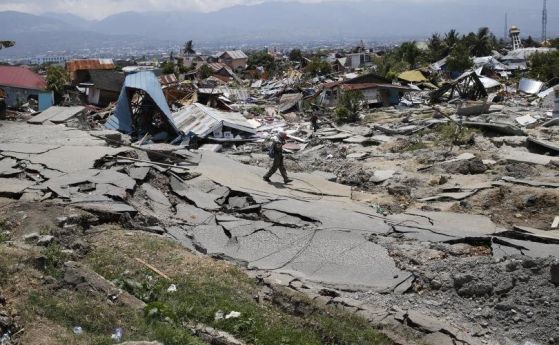 След земетресенията и цунамито в Индонезия се задава хуманитарна криза (видео)