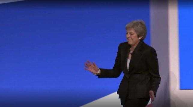 Британският премиер Тереза Мей излезе с танцувална стъпка под звуците