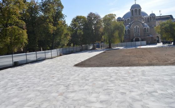  Плочите в градинката на Св. Седмочисленици определени съгласно фасадата на църквата 