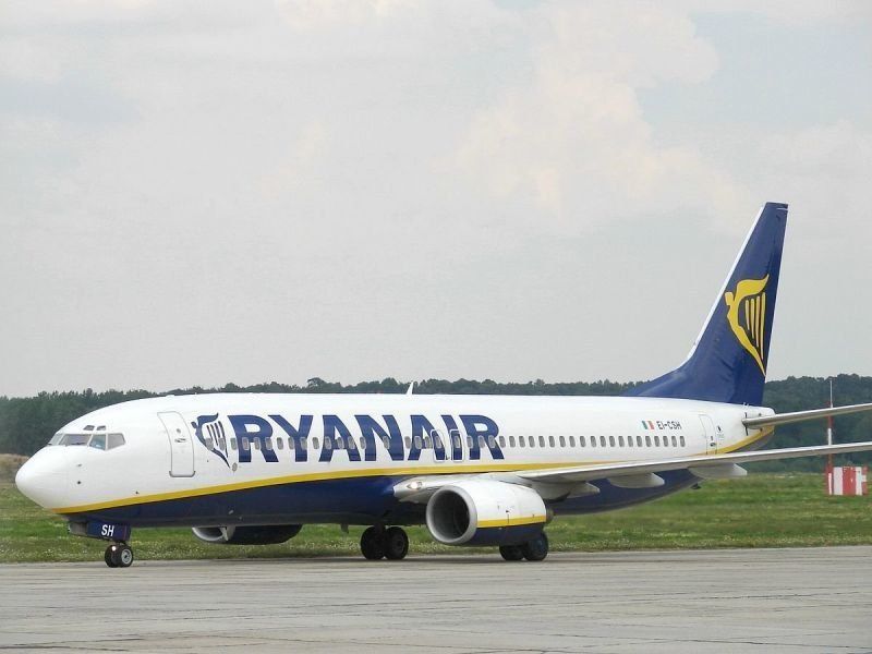 Европейската комисия обяви, че авиокомпания Райънер нарушава правата на потребителите.  Комисията