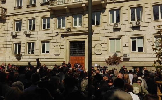  200 души стачкуваха под прозорците на Фандъкова поради ремонтите (галерия и видео) 