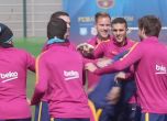 Минути за смях с шеги между футболисти по време на тренировка (видео)