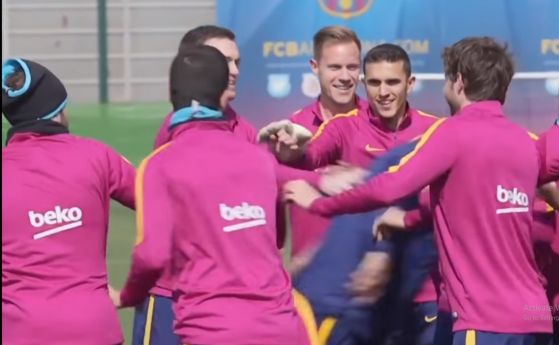 Минути за смях с шеги между футболисти по време на тренировка (видео)